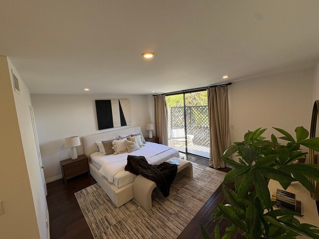 Espacioso dormitorio principal que se adapta fácilmente a una cama tamaño king - 1844 Midvale Ave