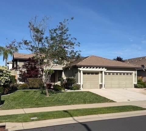 Photo - Beautiful 4 Bedroom with a large Pool! Located in Roseville close to a park!