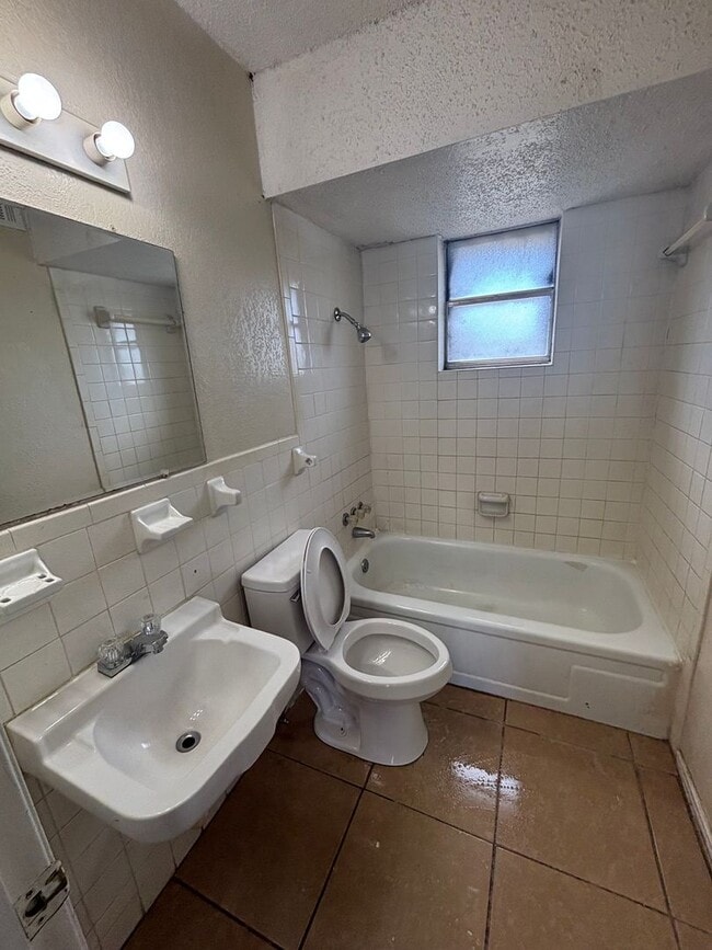 Photo - Conveniently Located Studio with ALL Utilities INCLUDED Unidad 223 B