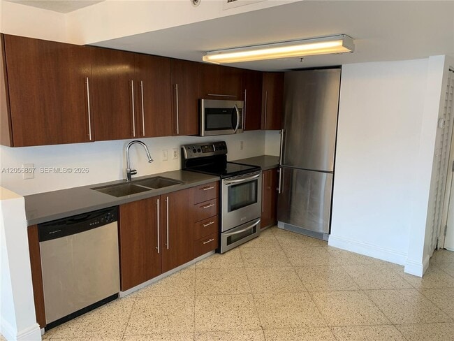 Building Photo - 498 SW 2nd St Unit 2C
