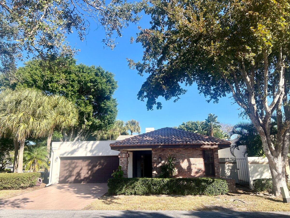 Casa de 3 habitaciones y 2 baños, 235 m², Boca Ratón. Escuela Verde K-8 con calificación A+. - 6825 Allegre Ct