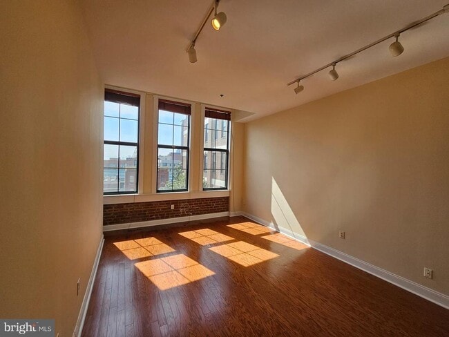 Building Photo - 315 New St Unit 502