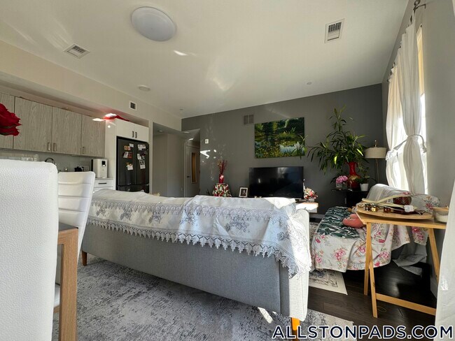 Photo - 90 Antwerp St Unidad 206