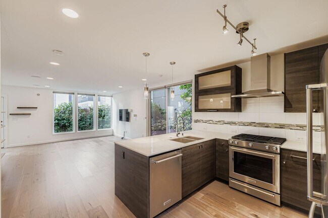 Photo - Bright 3bed/2.5bath Townhome in Judkins Pa...