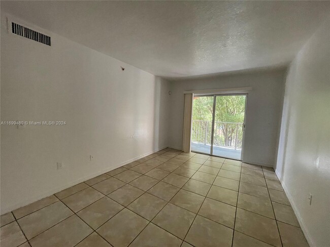 Photo - 17602 NW 25th Ave Condominio Unidad 305