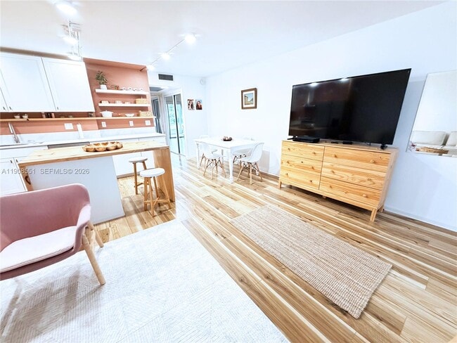 Photo - 2130 Cambridge F Unit 213o