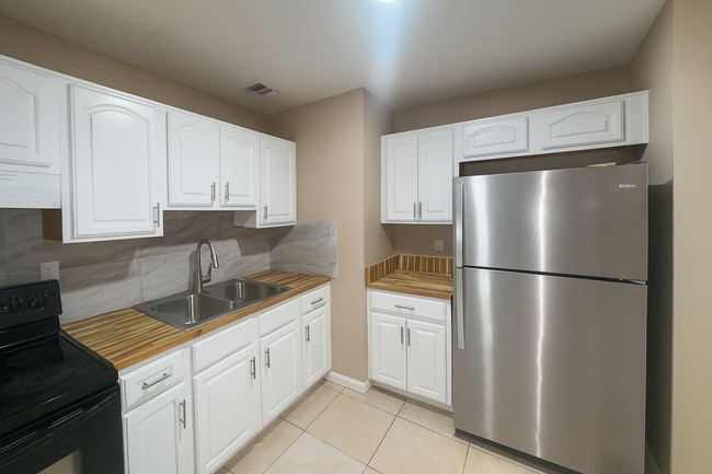 Photo - 4837 Shoshone St