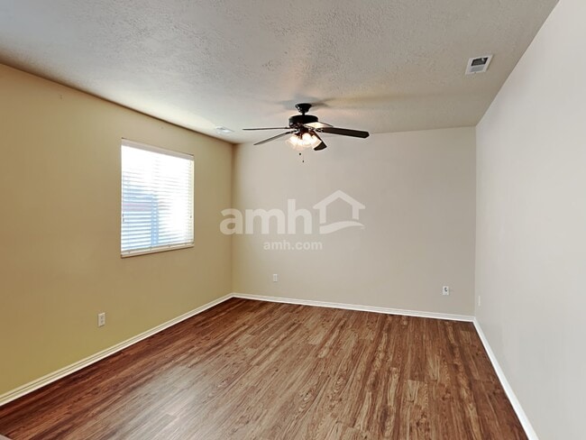 Photo - 816 Crimson Ln