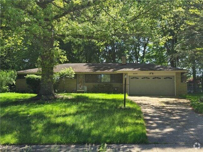 Building Photo - 5229 Evergreen Dr Rental