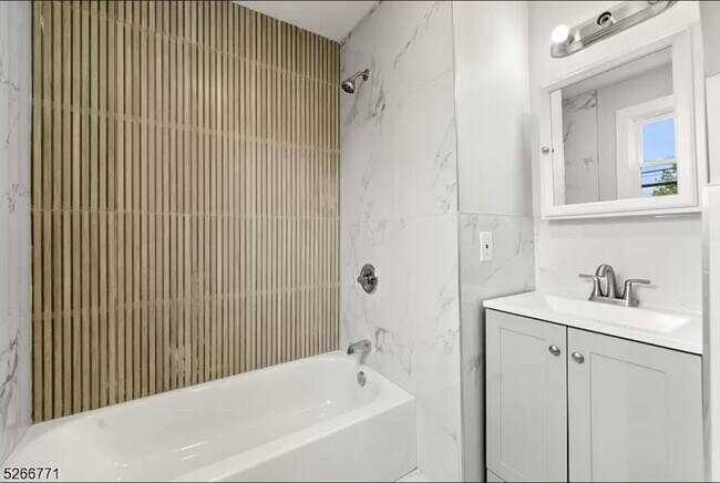 Photo - 654 S 12th St Unidad 2nd Floor