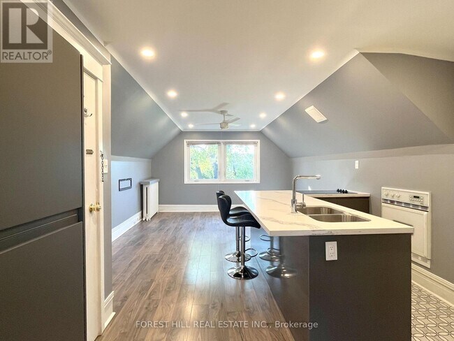 Photo - 303 Lonsdale Rd