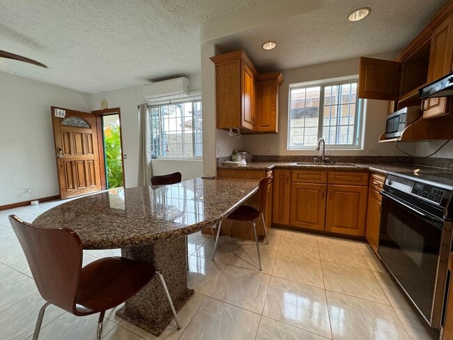Photo - Salt Lake Area 2 bed 1 bath 1 parking Residential Neighborhood