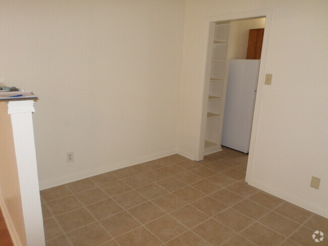 Building Photo - 2 bedroom 1 bath Rental