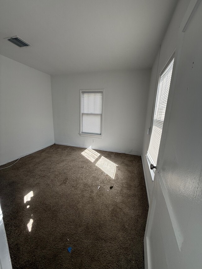 Photo - 810-812 NE 4th St