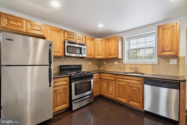 Photo - 2205 League St