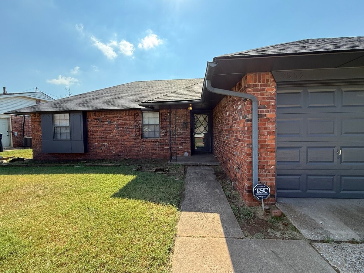 Photo - Massive 3BD/2BTH Home Minutes from the Highway.
