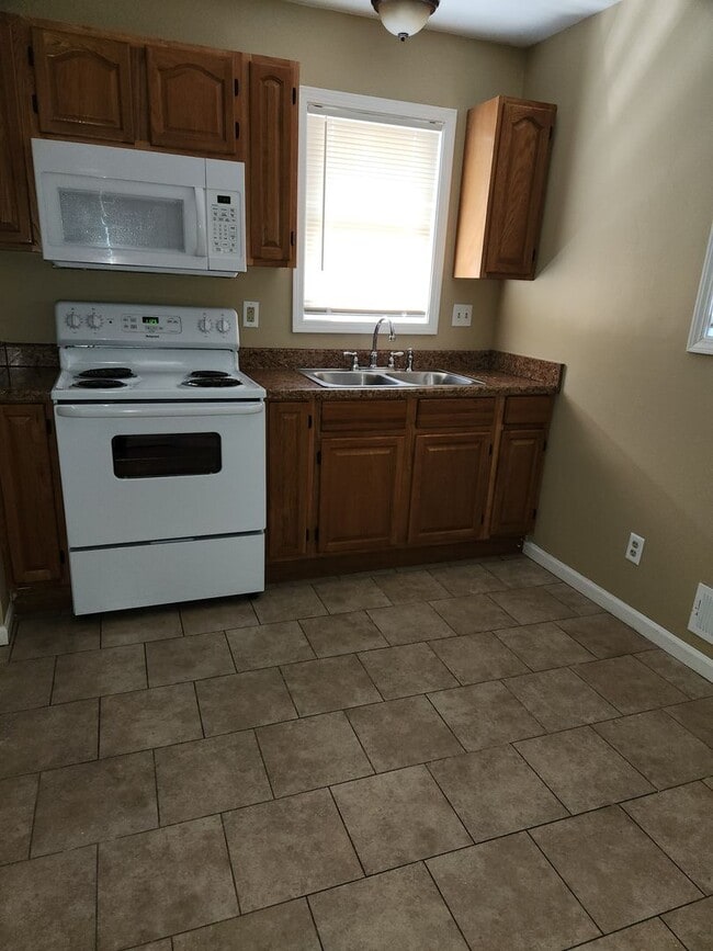 Building Photo - 2 Bedroom 1 bath All Updated
