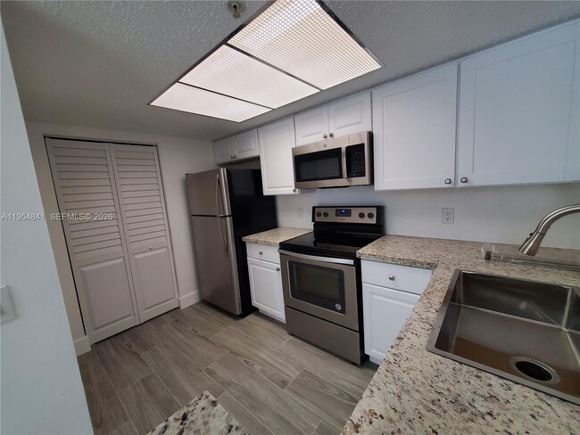 Photo - 16950 W Dixie Hwy Unit 127