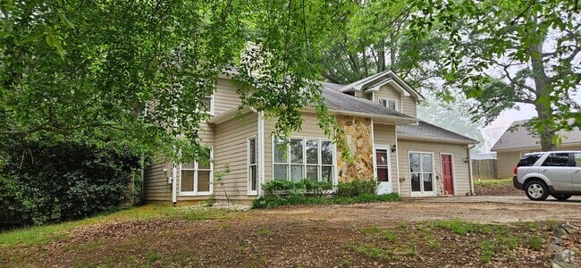 Building Photo - Spacious Home