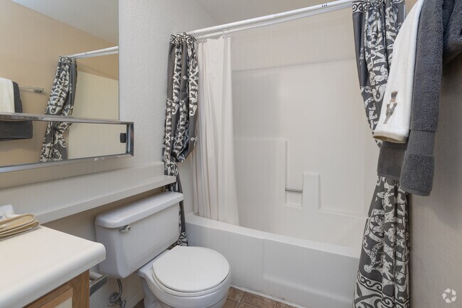 1BR, 1BA - 642SF - Bathroom