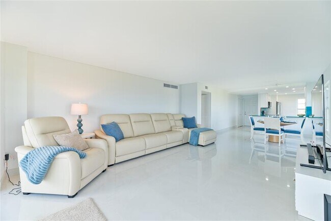 Photo - 1021 Hillsboro Mile Unit 308