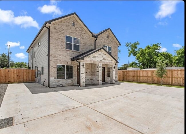 Photo - 102 Schade Ln