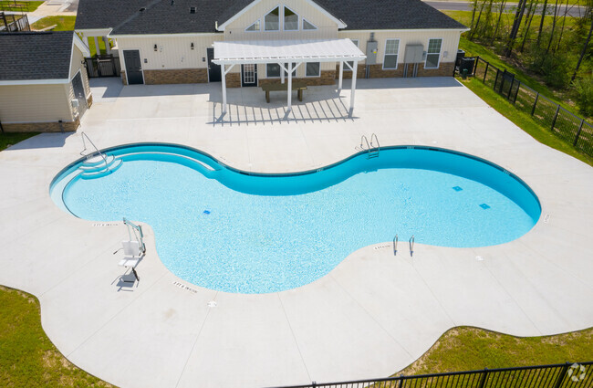 Pool - Sunnybrook Pointe Apartments
