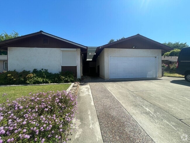 Building Photo - Southwood Home