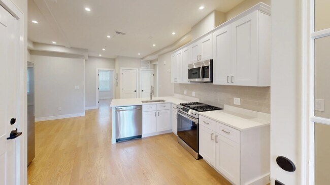 Building Photo - 166 Kelton St Rental