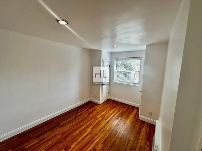 Photo - No Fee! Sun-Drenched 2-Bedroom Duplex with... Unidad 2