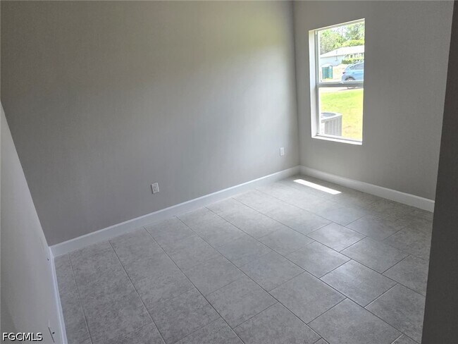 Photo - 3207 68th St W