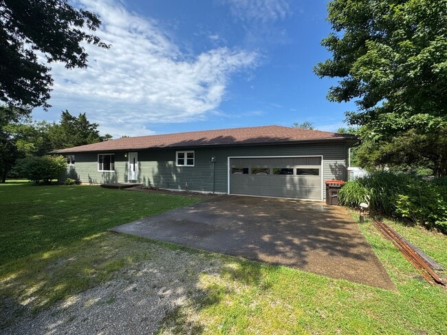 Building Photo - 4 Bedroom 2 Bathroom Home with Convenient Access To I-44!