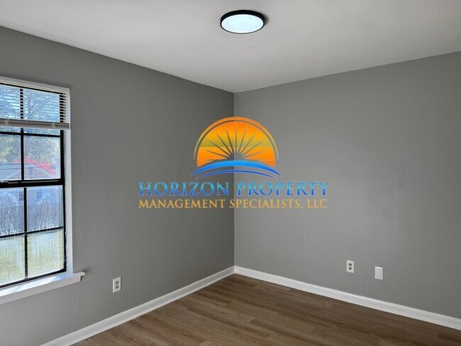 Photo - 900 Stevens Ct NE