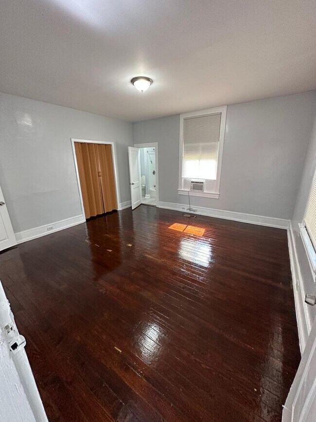 Photo - 130 E 5th St