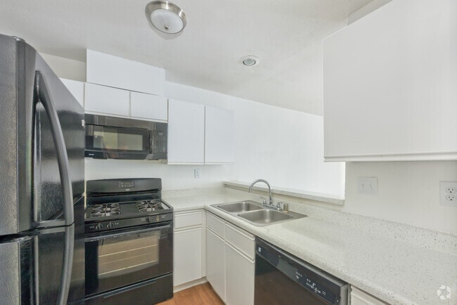 2BR, 2BA - 980SF - Kitchen