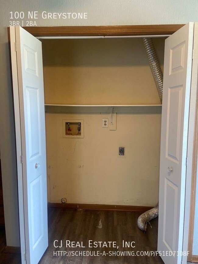 Photo - 100 NE Greystone Dr