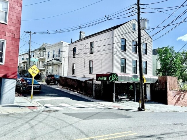 Building Photo - 150 Academy St Unit 2