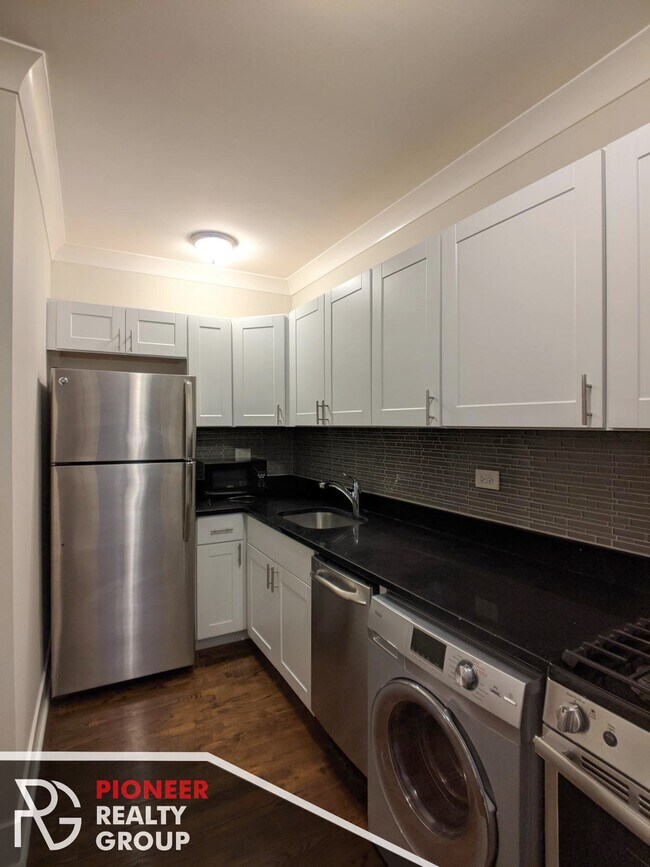 Building Photo - 2127 N Dayton St Unit #2129 - 204 Rental