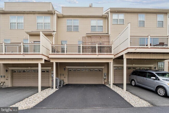 Photo - 22613 Naugatuck Square