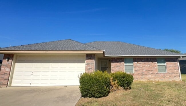 Building Photo - 1215 E Avenue H