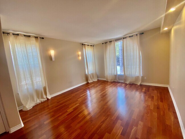 Photo - Elegant 5 Bedroom Home With Sweeping Staircase and Tons of Space!