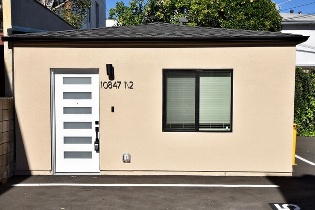 Building Photo - 10839 Moorpark St Unit 47.5