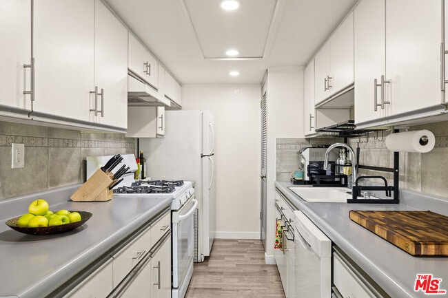 Photo - 252 W Spazier Ave Unidad F