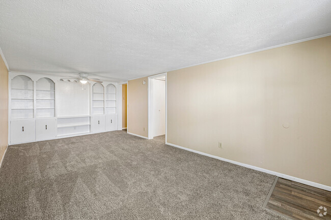 1BR, 1BA - 576SF - Living Room