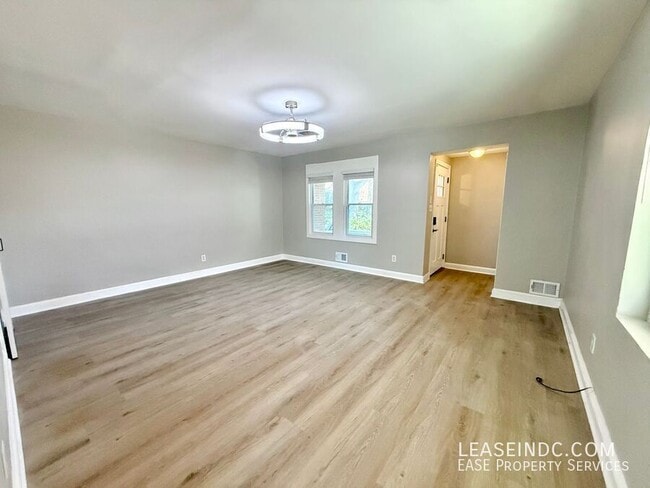 Photo - 733 Crittenden St NE
