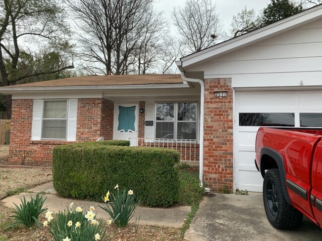 Building Photo - 2531 E Skelly Dr