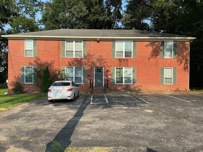 Building Photo - 251 Tinker Hill Cv Unit A