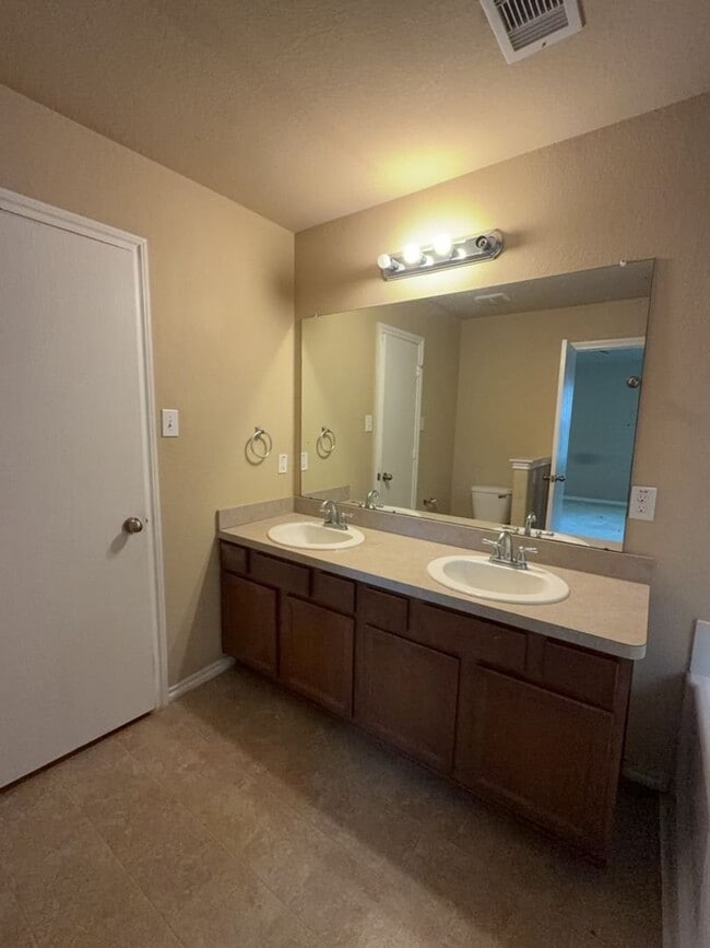 Photo - 817 Lovebug Ln
