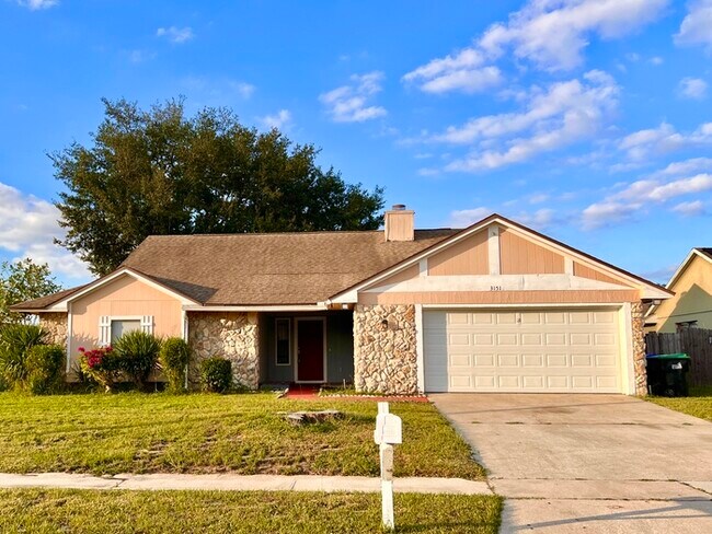 Building Photo - Spacious 3 bedroom 2 bath 2 car garage hom...
