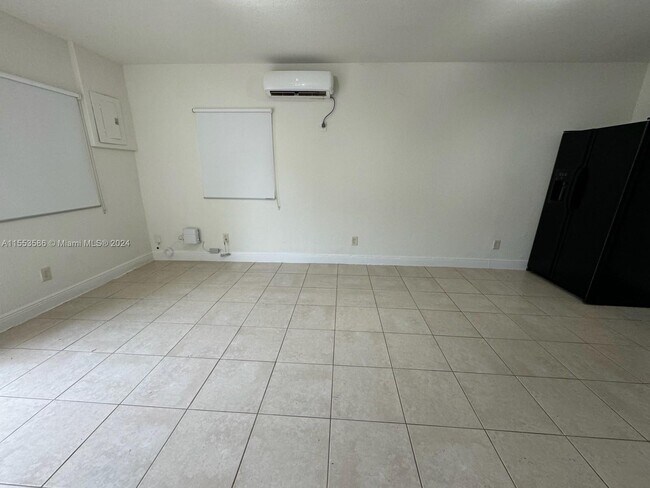 Photo - 2959 NW 56th St Unidad Rear